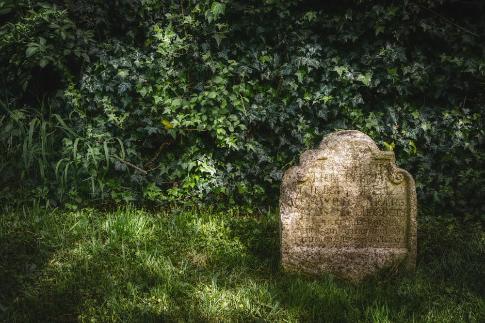 Headstone of Elizabeth Baylis, died 1635, in the graveyard of St. Lawrence.