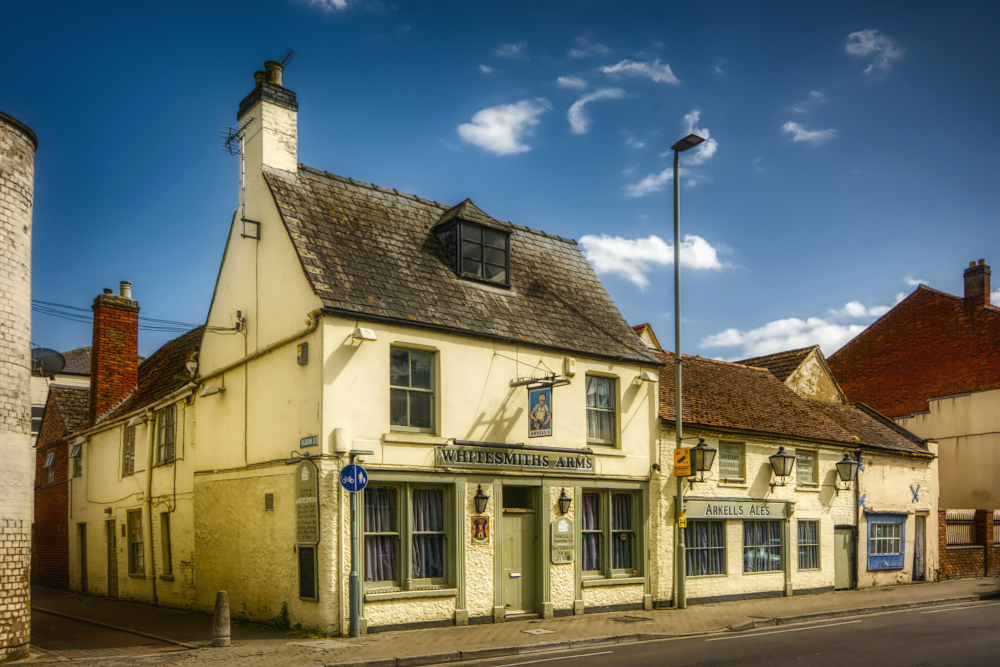 18th-century Whitesmiths Arms and its lower 15th-century wing, Nos. 83–85 on Southgate Street, before a recent repaint in blue.