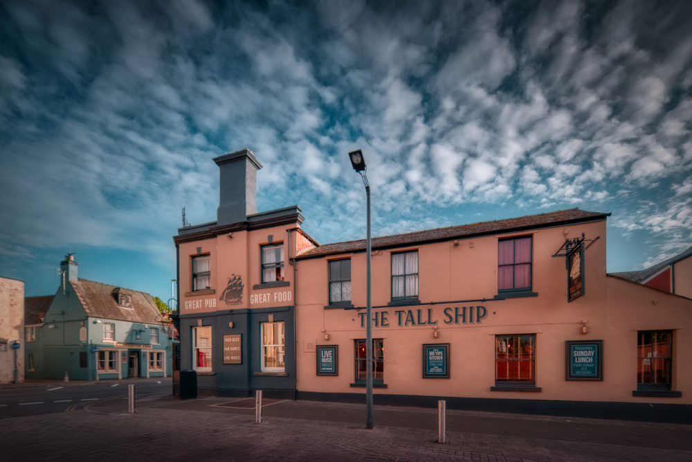 Mid-late-19th century pub on Southgate Street at the entrance to Gloucester Docks.