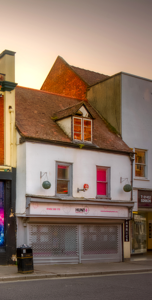 16th-century No. 87 Eastgate Street, rare survivor of the razing of the suburbs during the siege of Gloucester in 1643.